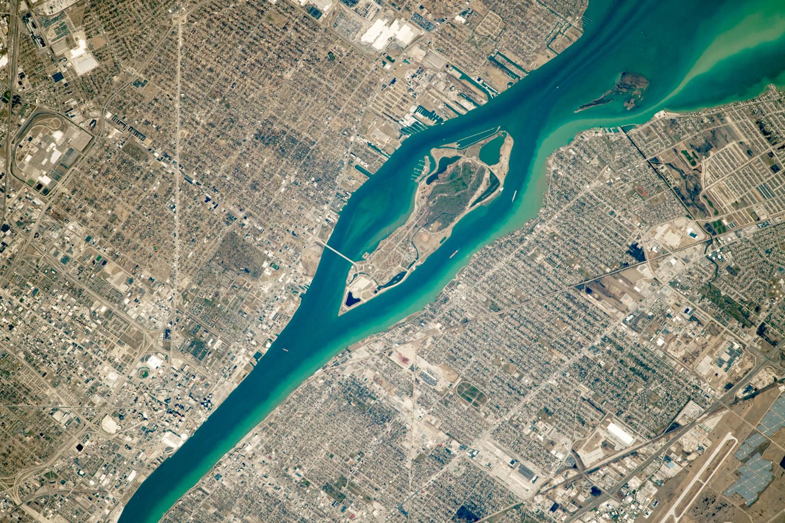 La rivière Détroit vue de l’orbite, avec Detroit et Windsor sur chaque rive.